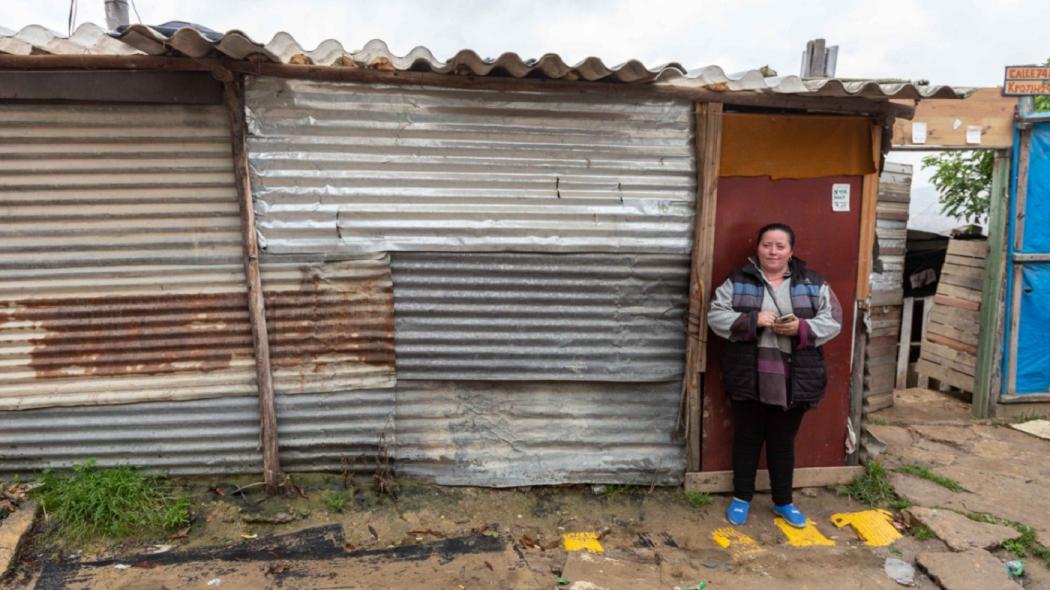 Una habitante de Caracolí frente a su vivienda, levantada en zona de alto riesgo