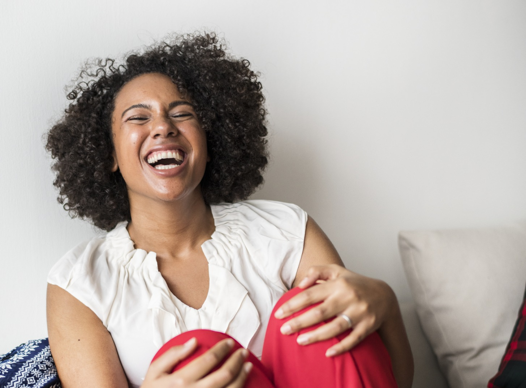 mujer afro sonriendo 