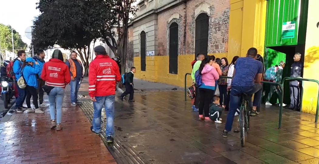 Un equipo del Distrito y la Policía acompaña a los estudiantes en el inicio y la finalización de las clases en el Agustín Nieto. 