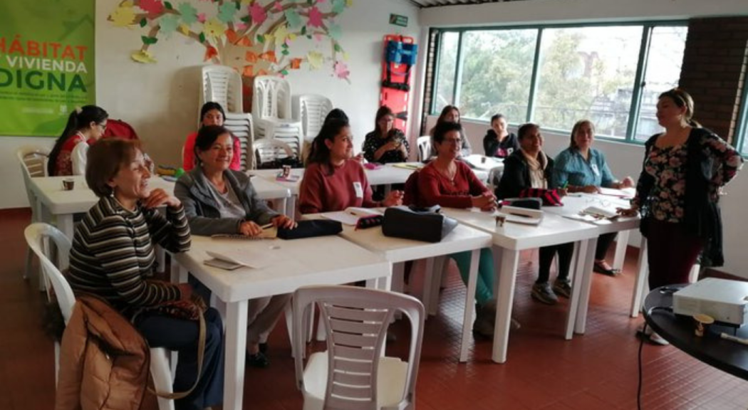 Foto de mujeres sentadas en una mesa en la clase de inglés en Puente Aranda.