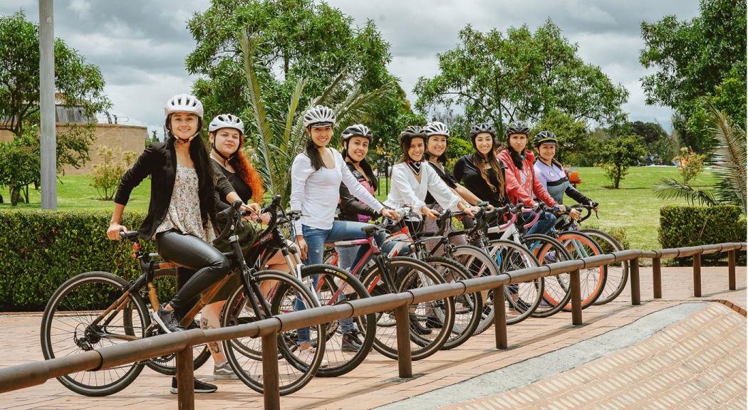 Representantes de las organizaciones que trabajan en la promoción de la bici en mujeres - Foto: Secretaría de Movilidad. 