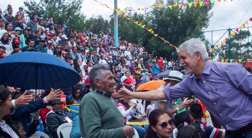 Vecinos de La Mariposa reciben al alcalde Enrique Peñalosa - Foto: Andrés Sandoval