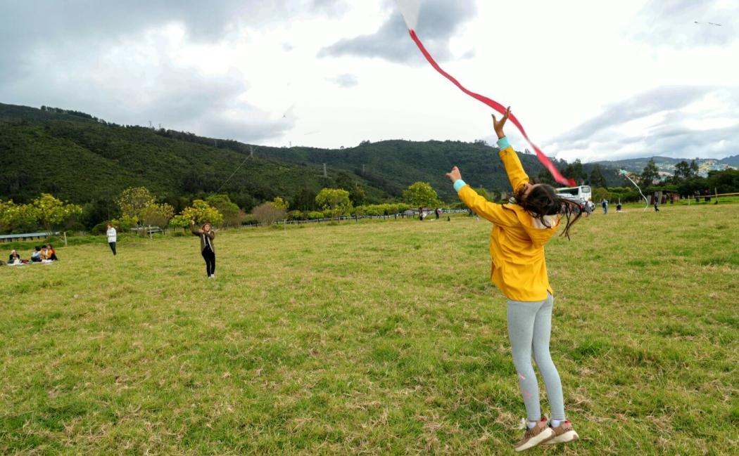 Imagen de personas elevando cometa en el Parque Guaymaral