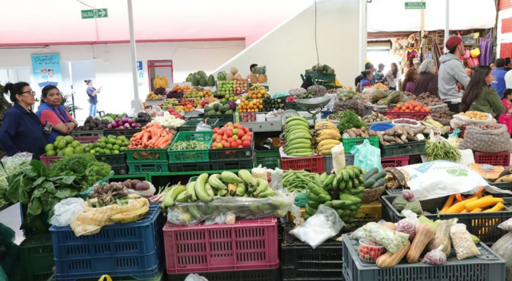 Plano general de un puesto de frutas y verduras en la Plaza de Mercado del Doce de Octubre.