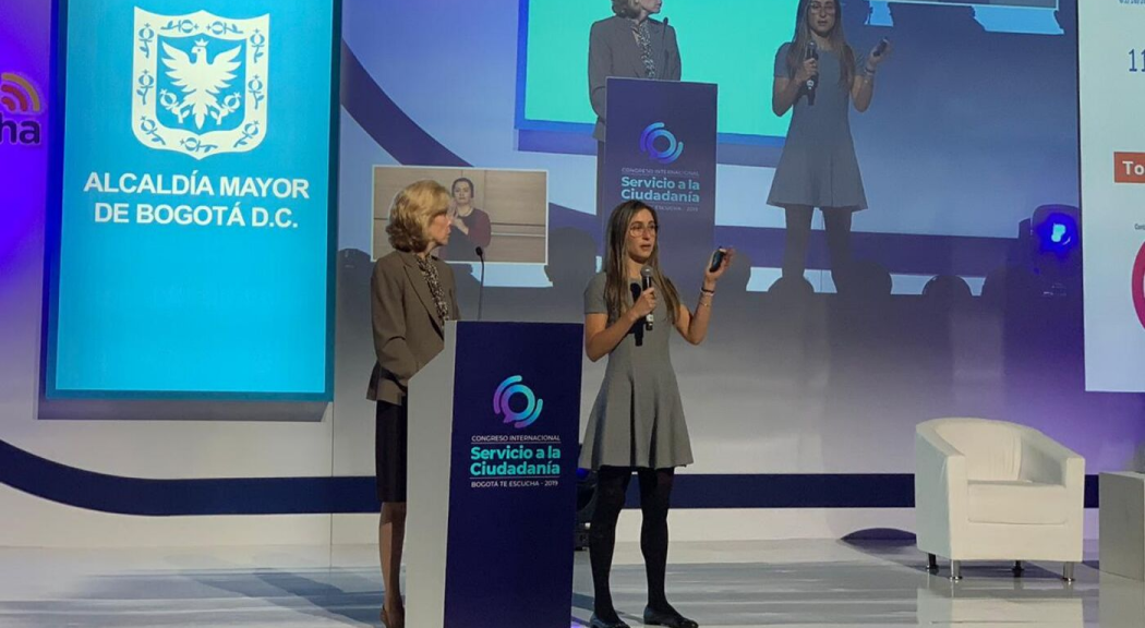 Dos mujeres rubias exponen en un congreso o conferencia.