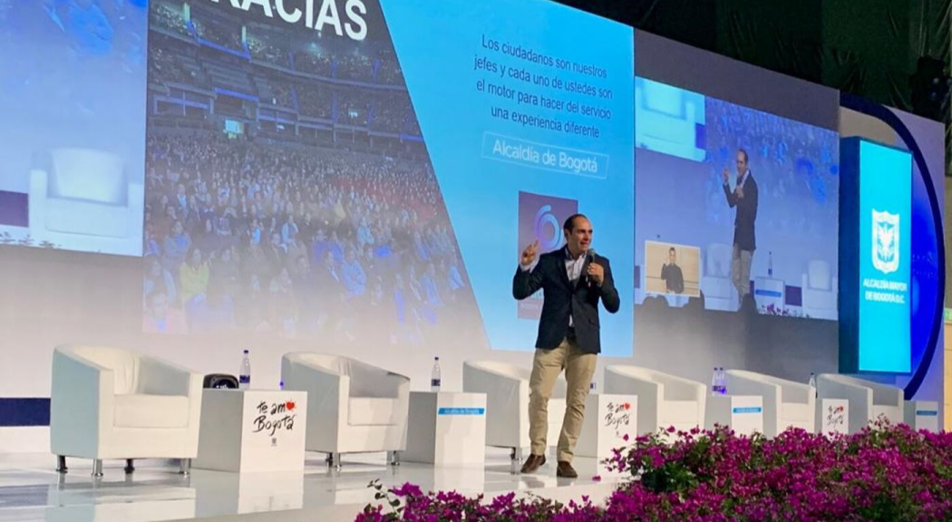 Hombre alto y delgado expone durante un congreso.