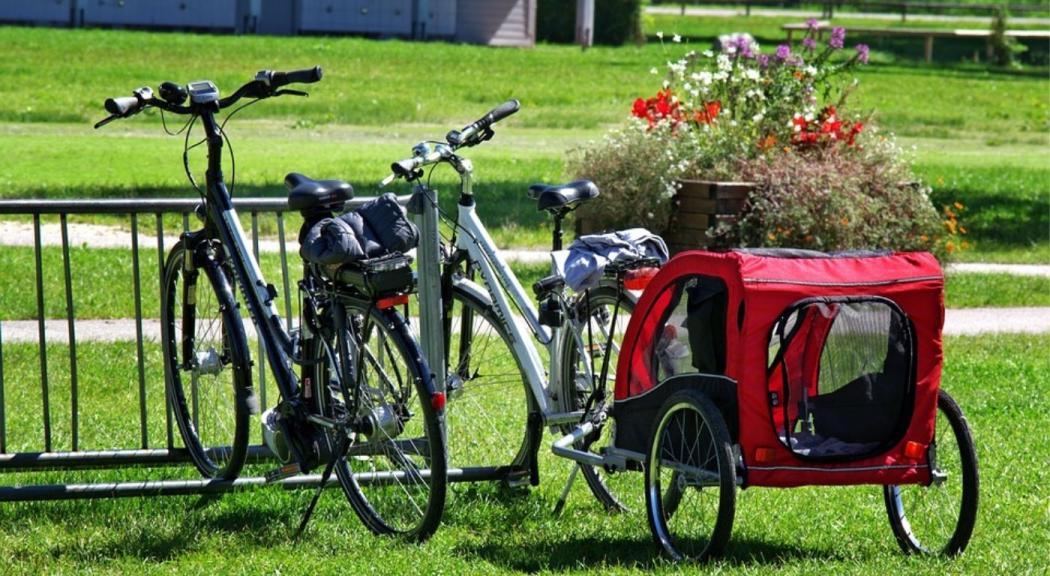 Una bicicleta estacionada con un remolque instalado.