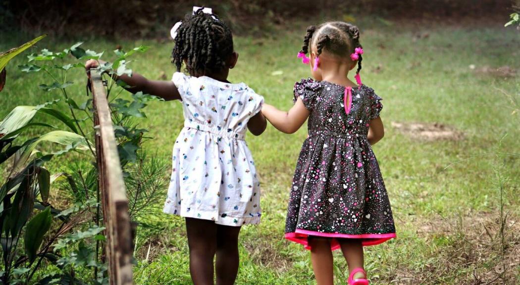 Imagen de dos niñas agarradas de la mano