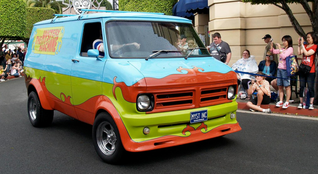 Foto del carro Mystery Machine, hecho famoso por la serie Scooby Doo.