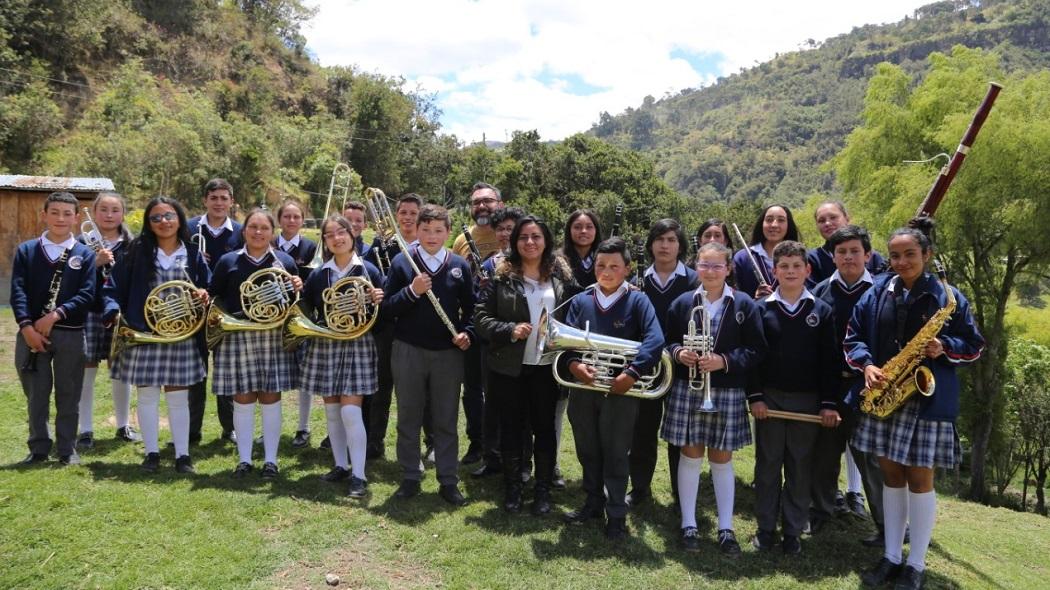 Alcalde condecoró a artistas de Proyecto Educativo de la Filarmónica