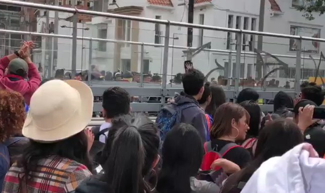 Limpieza de estación de TransMilenio por parte de jóvenes durante el paro del 21 de noviembre.