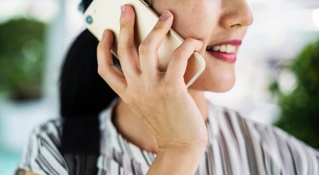 Primer plano de una mujer llamando por teléfono.