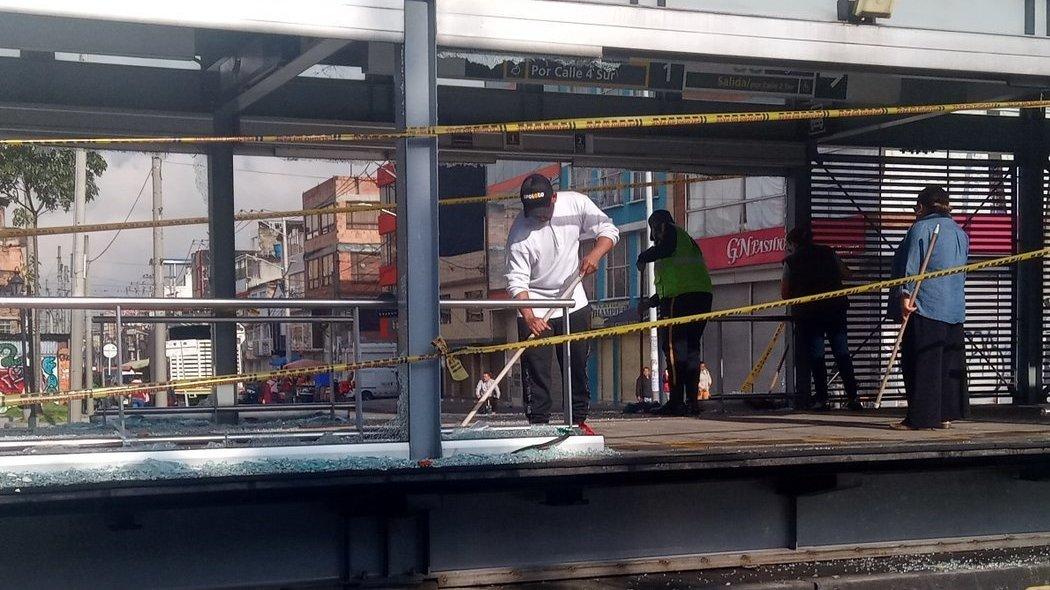 Vecinos ayudan en la limpieza de la estación Policarpa