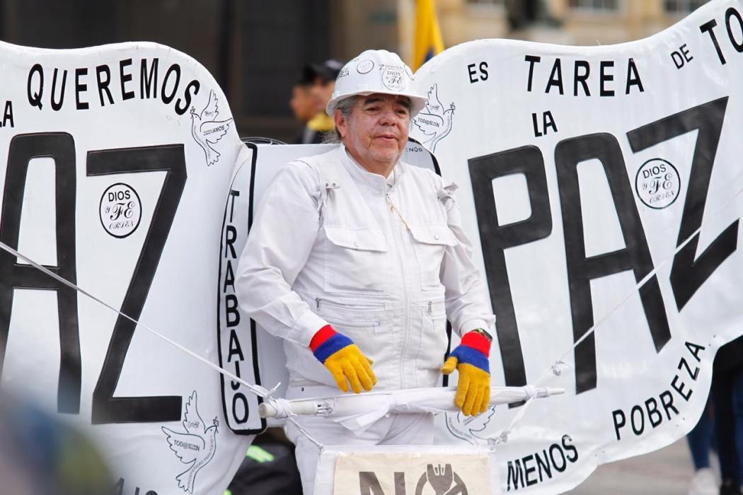 Imagen de una persona con alas y traje de blanco que dice Paz