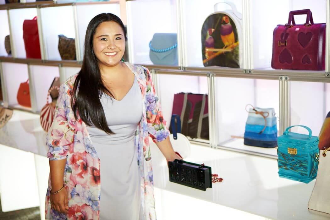 Imagen de Paola exhibiendo sus bolsos