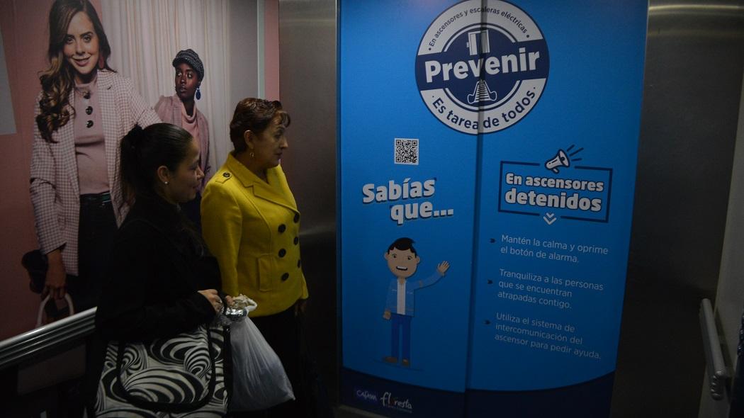 Personas atrapadas en un ascensor deben mantener la calma mientras son auxiliados