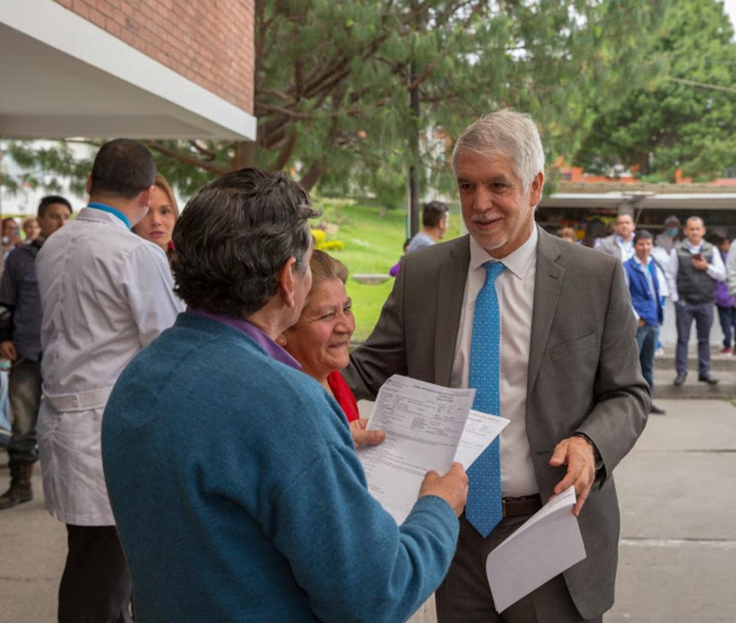 Enrique Peñalosa a las afueras del Hospital San Blas