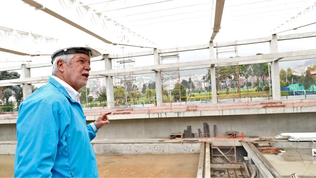 Alcalde Enrique Peñalosa supervisa construcción de un CEFE.