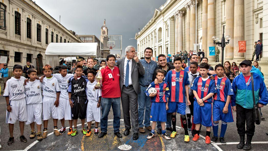 El alcalde Enrique Peñalosa acompaña a varios jóvenes en un evento del Bronx Distrito Creativo.