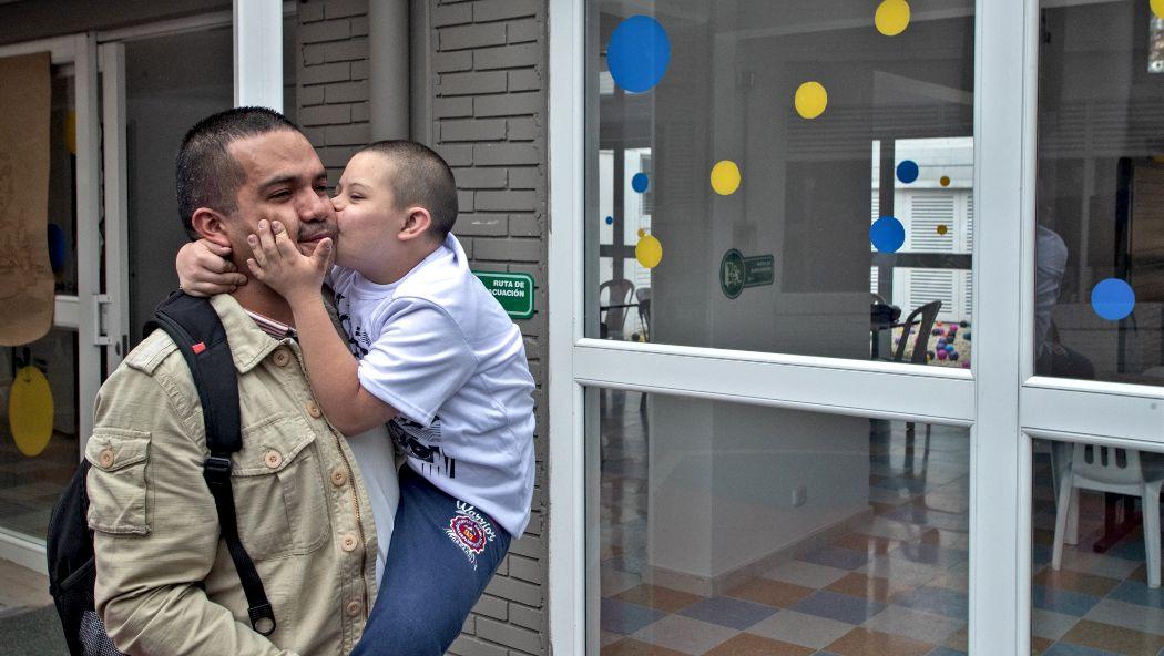 Papá con su hijo en el Centro Crecer Los Mártires, entregado por el alcalde Enrique Peñalosa.