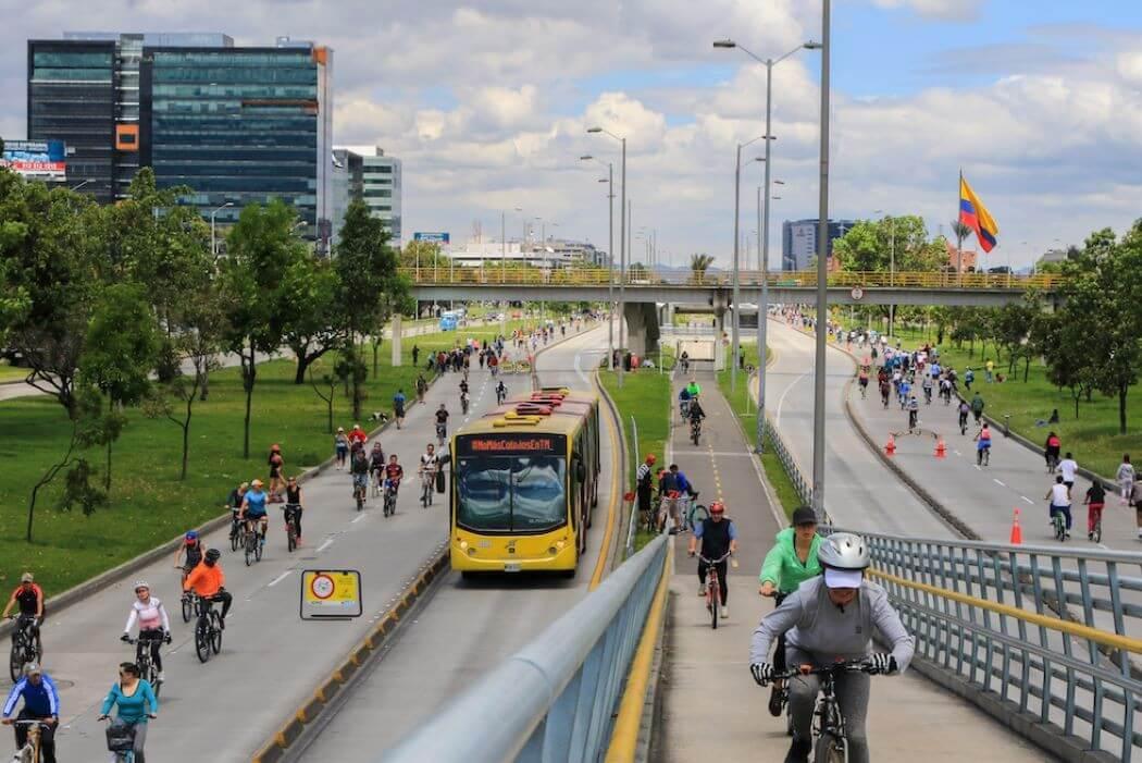 Imagen de la ciclovía y el transmilenio en Bogotá