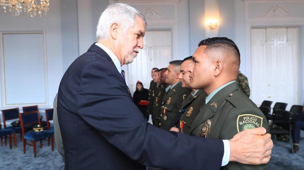  Peñalosa entregó un reconocimiento a policías y militares