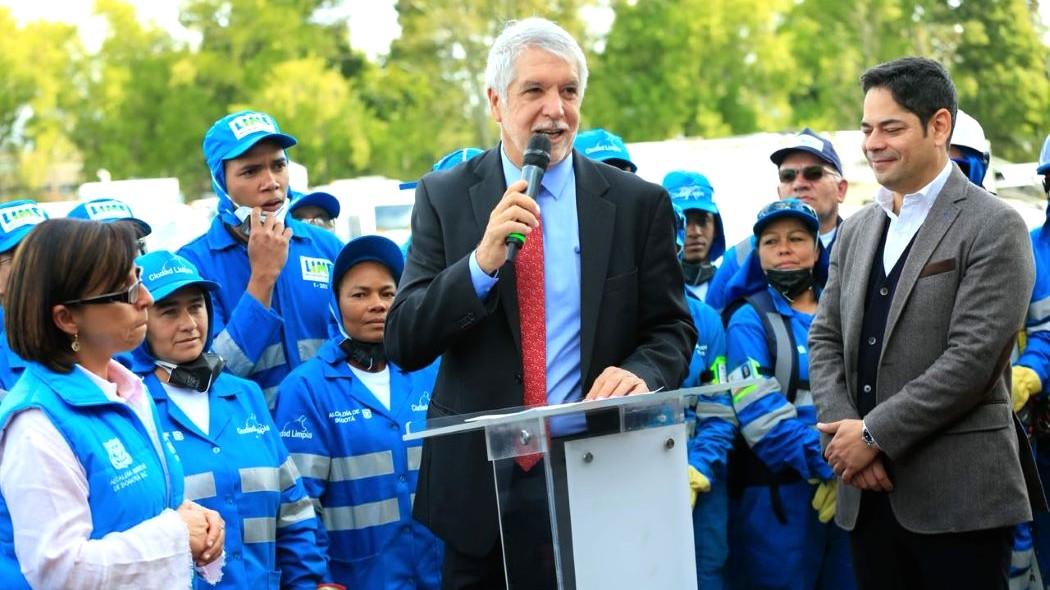 Imagen de rueda de prensa del Alcalde con personal del esquema de aseo