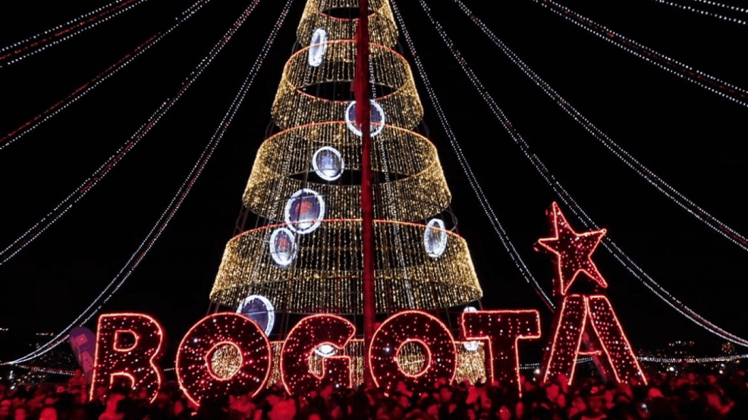 Imagen de un arbol de navidad iluminado 