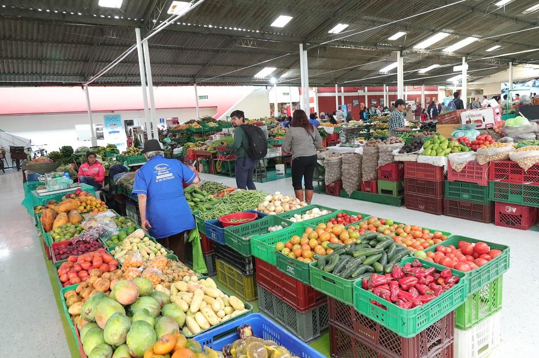 Campesinos que sustituyeron cultivos ilícitos en plazas de mercado