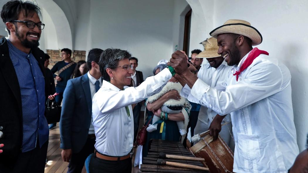 Alcaldesa Claudia López saluda de manera efusiva a interprete de música del pacífico. 