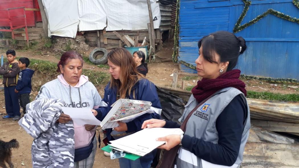 Alcaldía de Bogotá atiende afectadas por un incendio en el barrio El Dorado