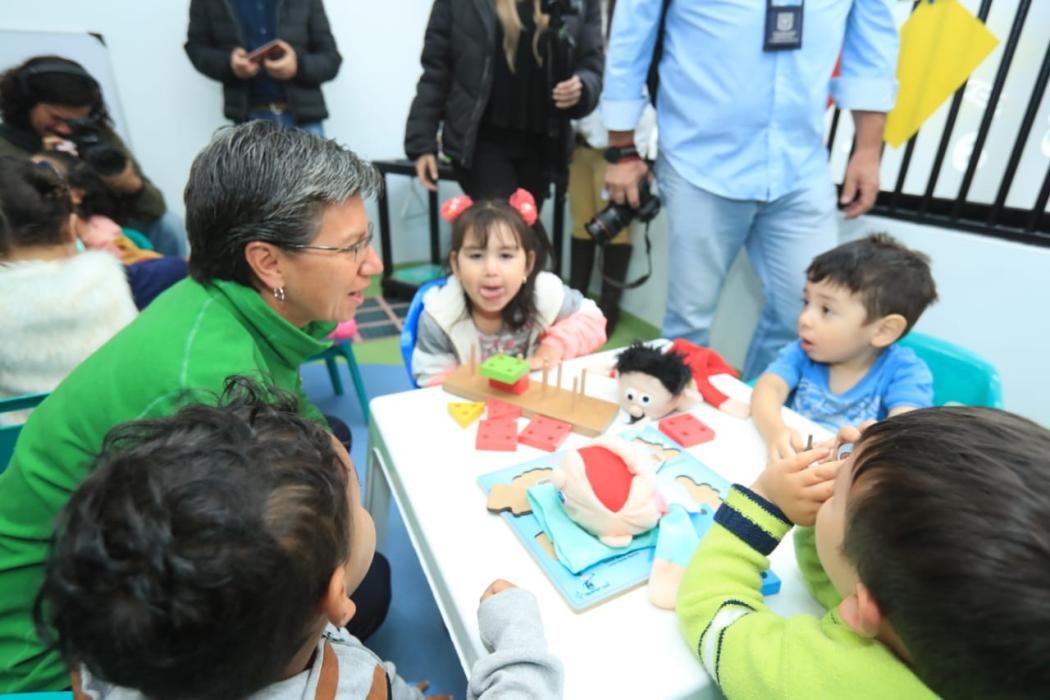 Imagen de la alcaldesa con los niños del jardín