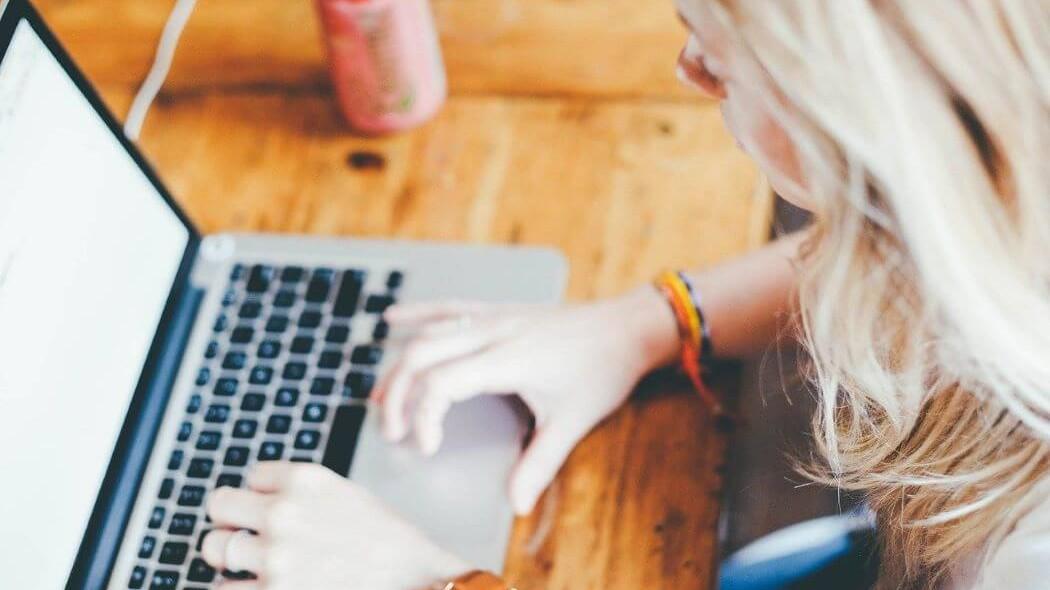 Imagen de una mujer consultando información en un computador 