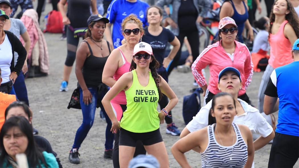 Fotografía de personas haciendo ejercicio