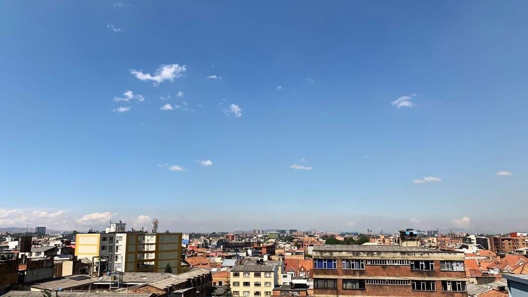 Imagen de el cielo bogotano y fachadas de casas 