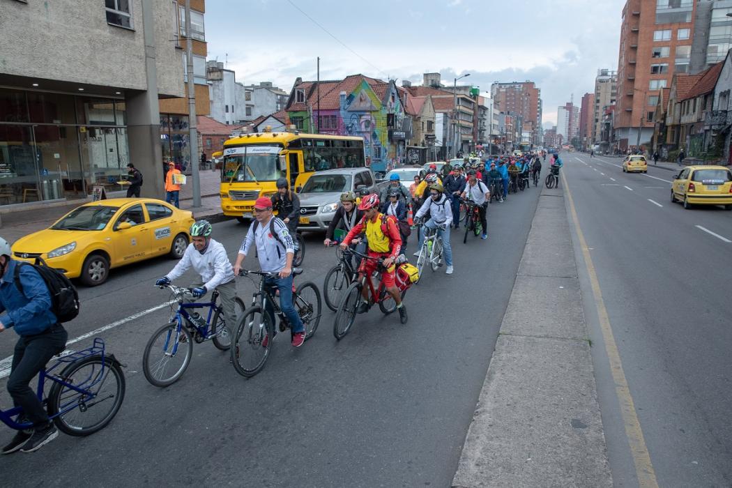 Foto de personas movilizándose en bicicleta