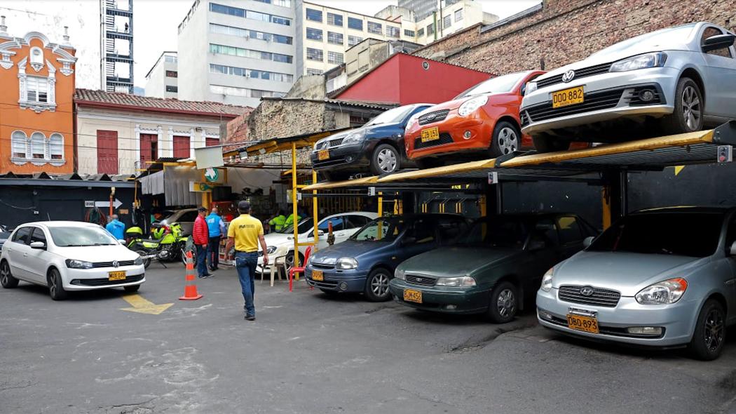 Fotografía de vehículos parqueados