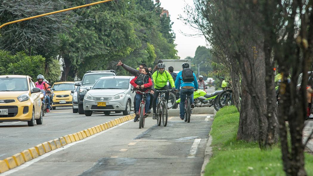 Foto de dos personas desplazándose en bicicleta a través de una ciclorruta