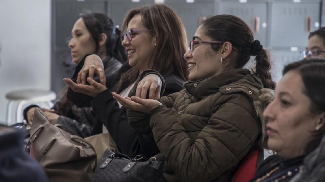 En cada sesión aprenderán señas básicas para la interacción con personas sordas.