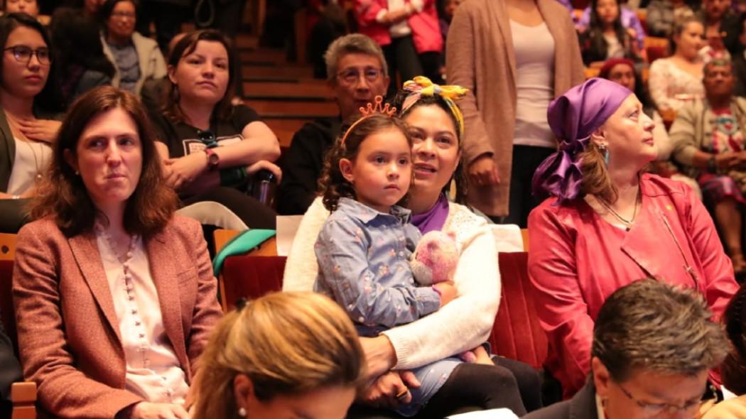 Fotografía de tres mujeres en el evento conmemorativo del Día Internacional de la Mujer