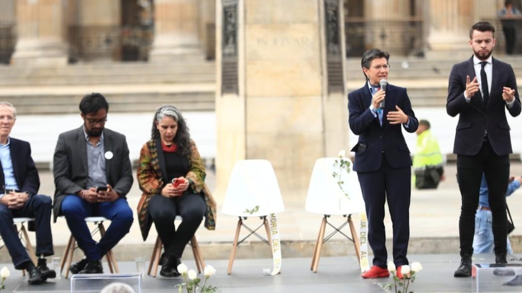 Fotografía de la Alcaldesa Claudia López en la Plaza de Bolívar