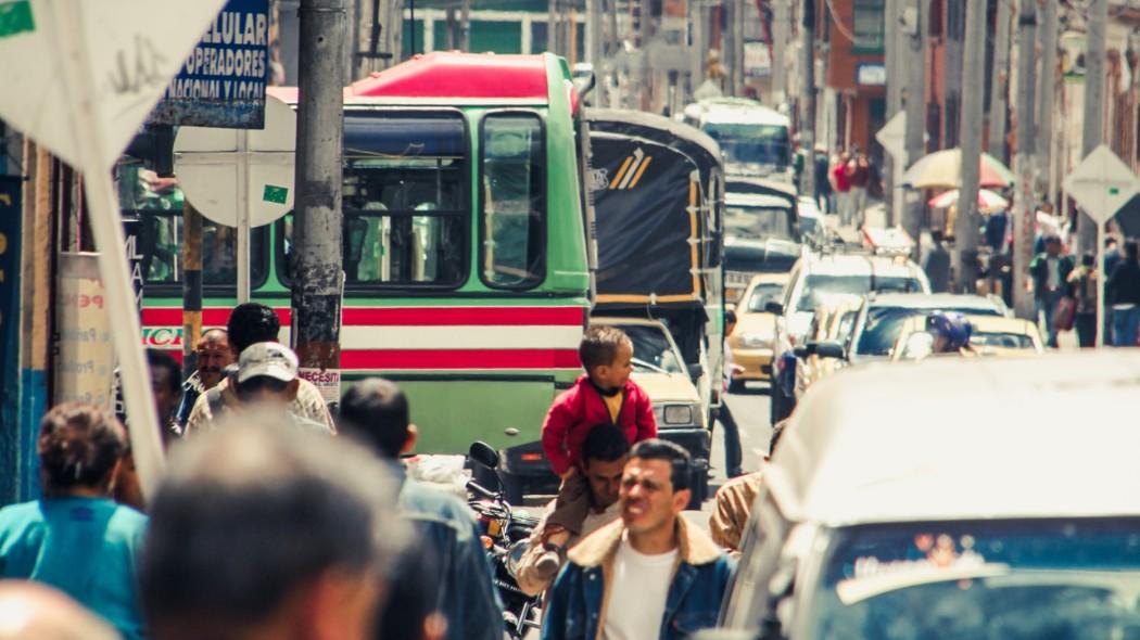 Calle de Bogotá muy transitada