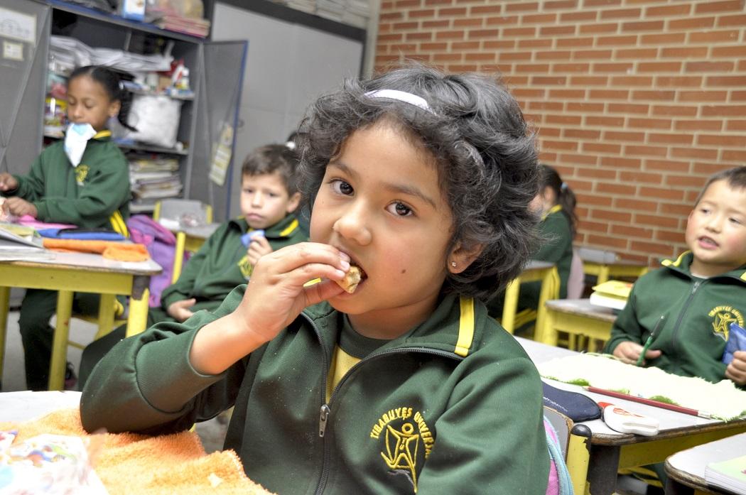 Entrega de refrigerios en los colegios oficiales - Foto: Comunicaciones Secretaría de Educación 