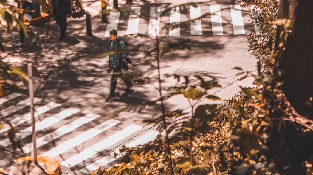 Hombre caminando en Bogotá