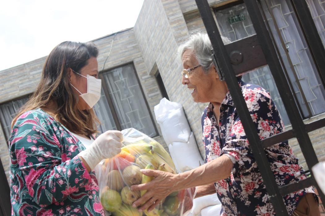 Foto de señora recibiendo mercado