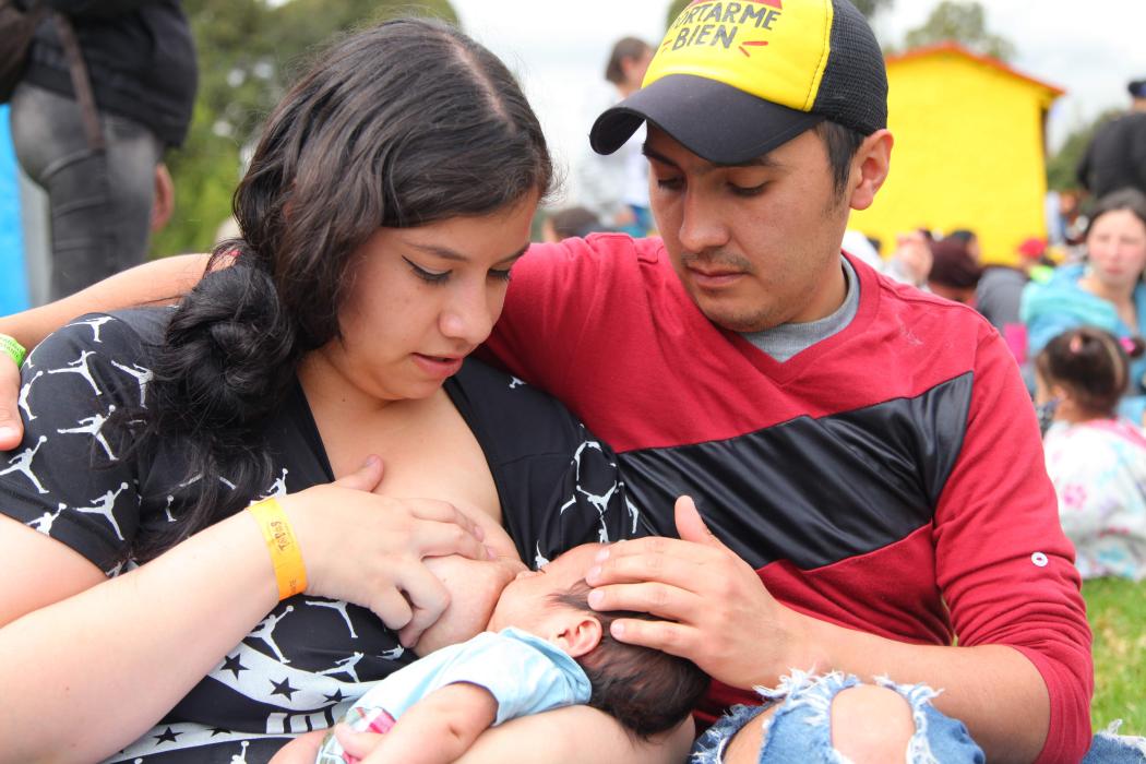 Foto de pareja con bebe