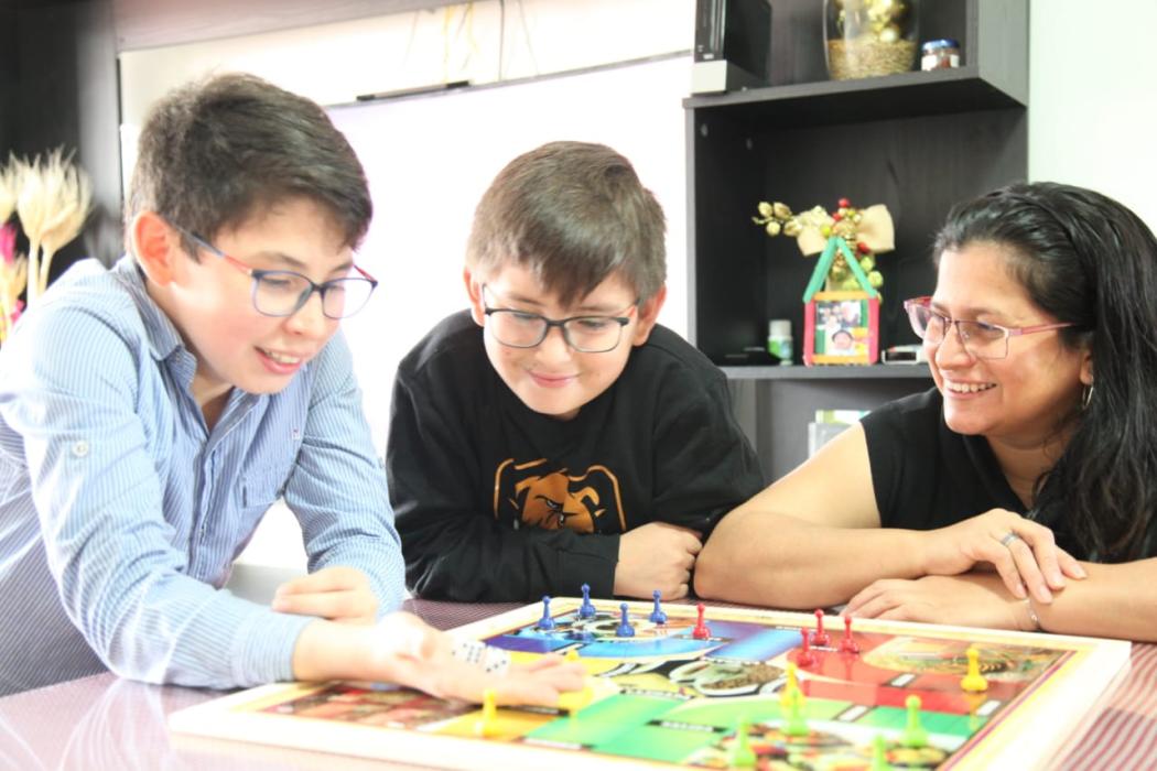 Foto de Mamá jugando con hijos