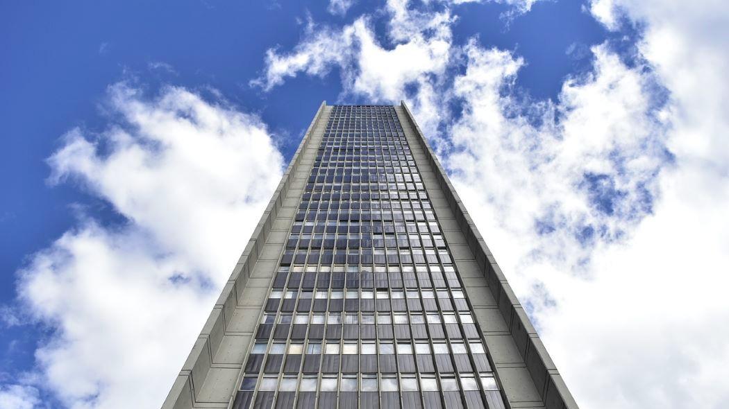 Imagen del edificio de Avianca y el cielo bogotano