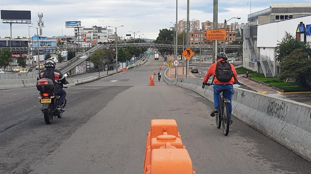 Ciclistas transitan por una de las Ciclovías temporales durante la cuarentena en Bogotá 