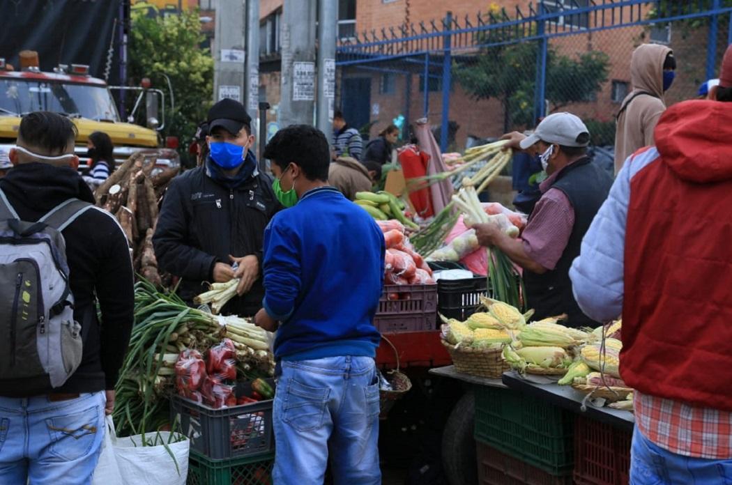 IPES socializó la campaña Bogotá Solidaria en Casa en alrededores de Corabastos